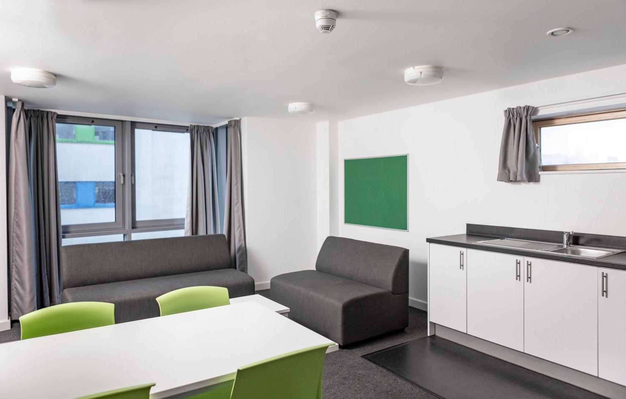Wenlock Court Aparthotel Лутън Екстериор снимка